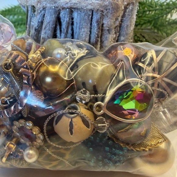 Assorted Bead Soup 🥣 Can You Find the Vintage Gold Lion 🦁 Earring? - Picture 5 of 14